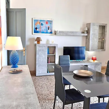 Cozy With Sea View Apartment